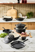 Load image into Gallery viewer, Maxwell &amp; Williams Cast Iron Round Casserole Black 26cm / 4L Gift Boxed